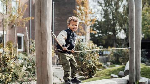 Peuter speelt in de tuin van Kindergarden kinderopvang